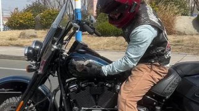 这人咋这样呢？破风冷的车子还这么嚣张 #摩托车 #哈雷 #机车 #黑旗500 #力帆v16