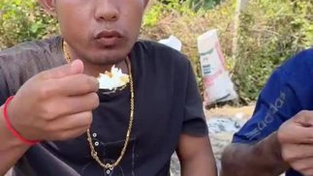 哈哈矮子有点不高兴摄影师 #东南亚矮子#哈哈哈哈哈哈我要笑死了 #东南亚美食#内容启发搜索 #萤火计