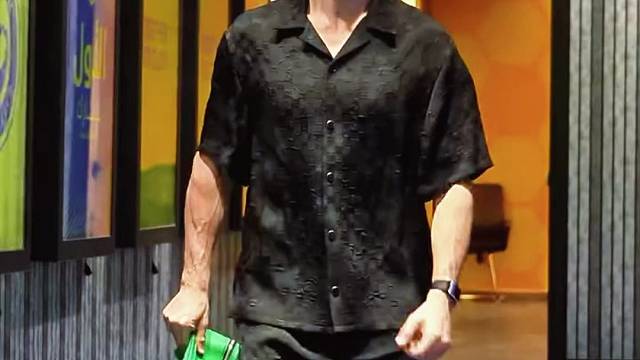 C罗带队抵达球队训练，穿着短裤短袖竖大拇指