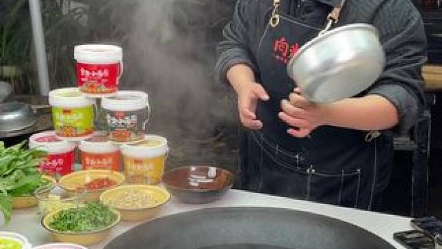 今晚8点胖妹继续在直播间教大家做面拌凉菜！#妈呀太香了 #重庆小面 #嘎嘎好吃 #小面调料