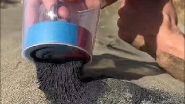 用磁铁收集金属碎屑，制作有趣的东西#有趣 #diy #创意 #磁铁