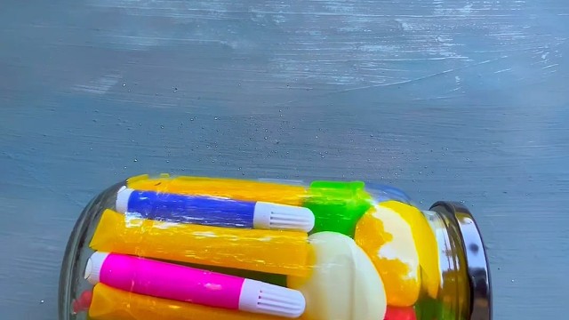 楼梯滚瓶子爆破解压时刻