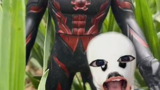 贝利亚在野外上厕所结果被来人吓跑了#奥特曼玩具 #搞怪 #儿童玩具