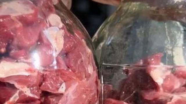 她把没人要的牛肉塞进玻璃罐里，竟意外发现商机狂赚三千万#牛肉 #牛排脆 #追剧小零食