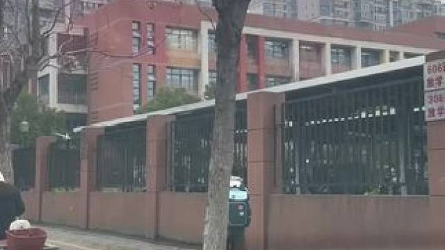 妈妈每天就这样送你上学、放学，日复一日，年复一年；你也就这样渐渐的一点点长大，一点点的独立起来，最后