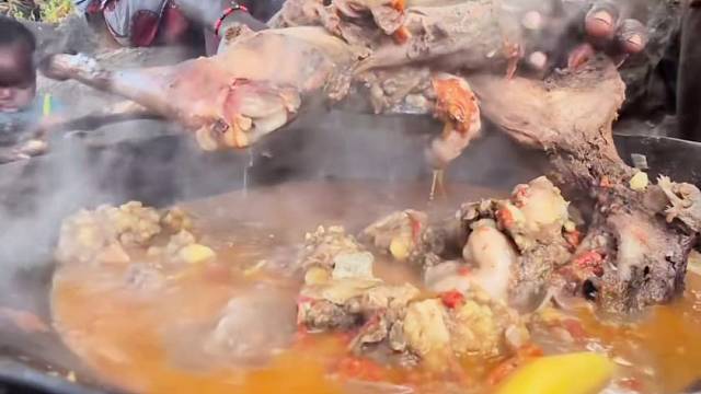 哈扎比部落美食：土豆炖兔排