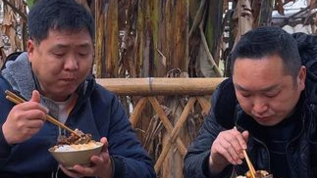 老二买回来牛鞭生蚝，大铁锅一炖，哥俩吃得合不拢嘴！ #新农人计划2025 #农村美食#乡村守护人