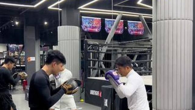 拳击手靶反击练习 拳击七种手靶反击练习#拳击 #身体协调性 #打靶训练 #基本功练习 #实用拳法