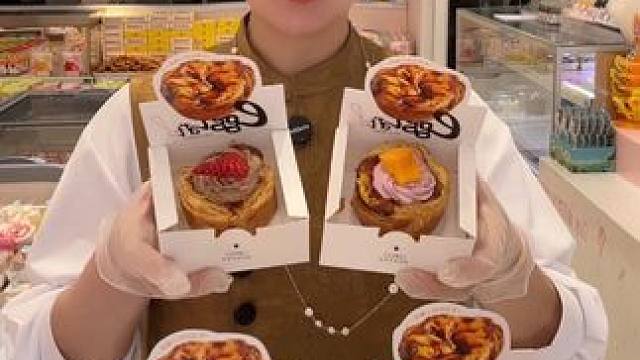 赶紧走进直播间拍这个水果可颂塔，现做现卖的水果可颂塔，可以自己选口味啊！#好吃到停不下来 #水果可颂