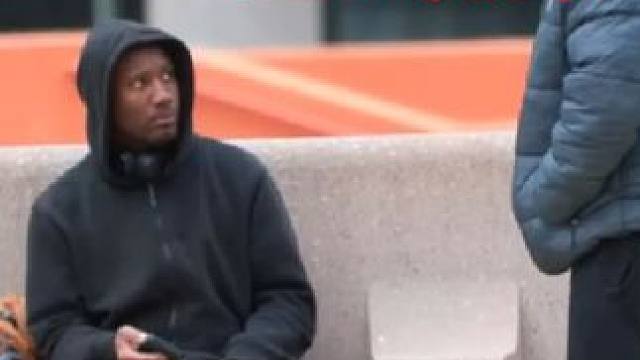 如果路上一直有人盯着你看。你会怎么办呢。 #这谁顶的住啊 #奇葩综艺 #综艺搞怪 #老外真会玩