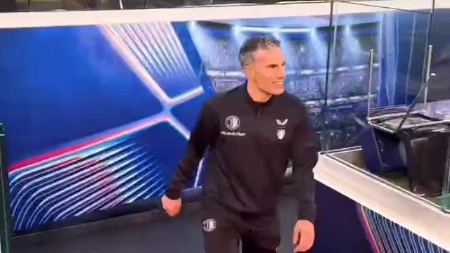 41岁的范佩西欧冠赛前踩场