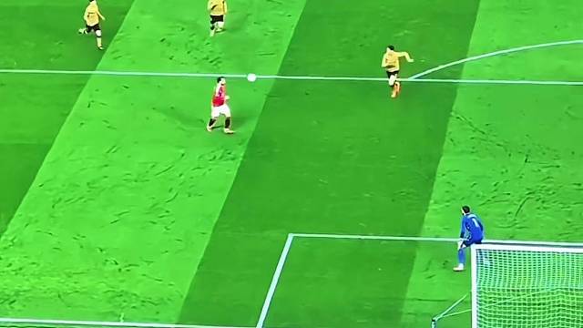 霍伊伦门前造点，B费点球骗过门将破门