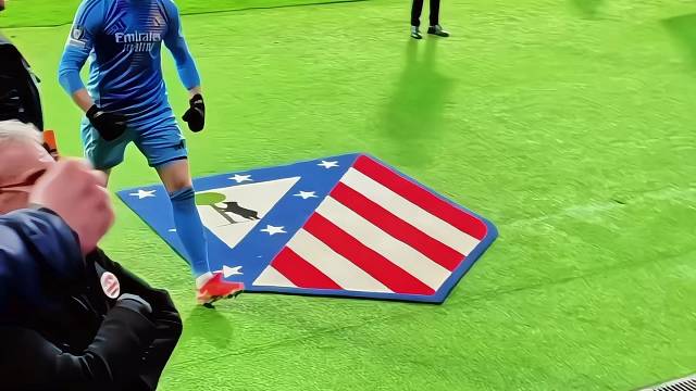 库尔图瓦冲着马竞球迷激情怒吼，工作人员都看愣了