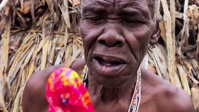 28岁老酋长第一次看到棒棒糖