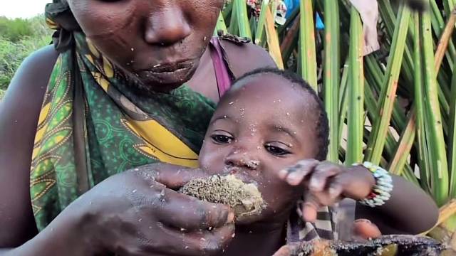 哈扎比宝宝从小就可以尝到黑水毛肚