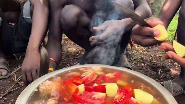 年轻的哈扎比的大厨做的这道土豆炖牛杂