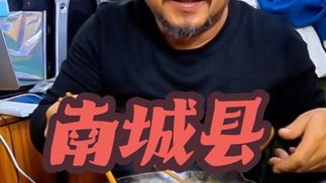 沙和尚顶着大雨来到南城县，在车里吃面干早酒，热乎#穷游