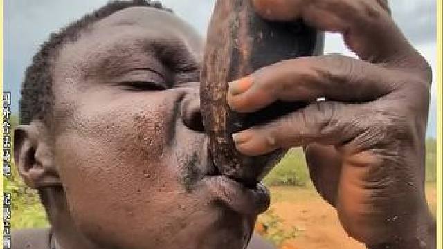 嘟嘟真的太好玩了！ #纪录片 #哈扎比部落