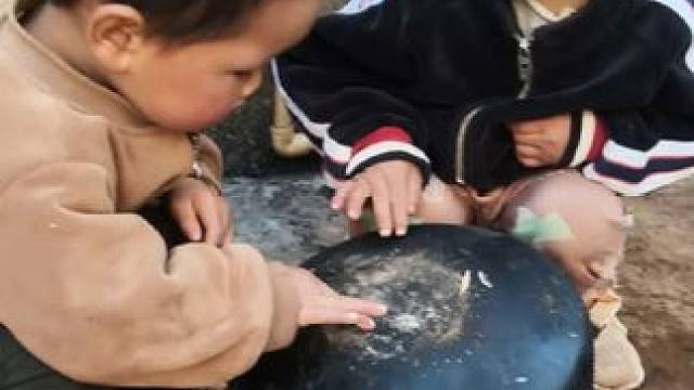 今天把老大老二送学校去，用油污净把锅洗干净，放了好久没有洗了，今天终于洗干净了。#记录生活点滴