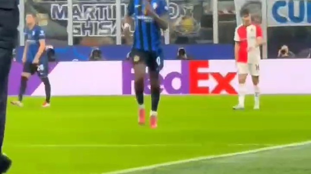 图拉姆进球后跑向替补席拥抱劳塔罗