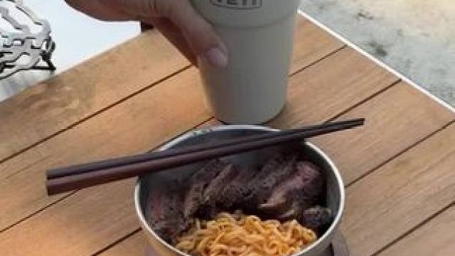 一份户外黑椒牛排面 #露营报告 #露营美食报告