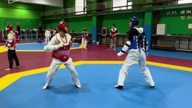 跆拳道边角技战术如何设计 边角战最常用的技战术就是利用对方进来那一刻进行你想踢击的动作，我选择后踢技