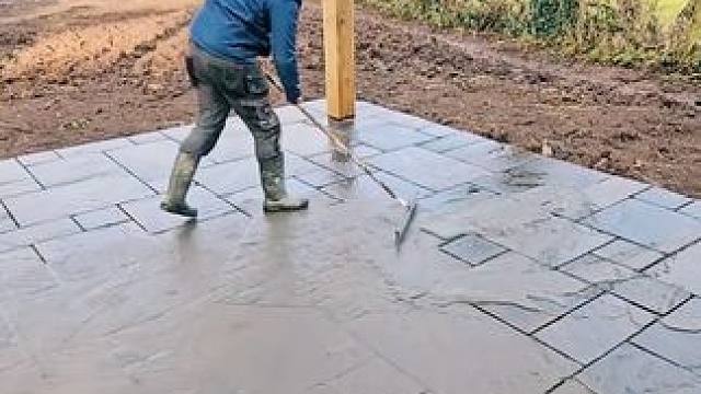 庭院大理石路沿，灰色石板铺装地坪工艺。 #施工工艺 #结实耐用 #贴砖 #石材安装 #瓜子二手车