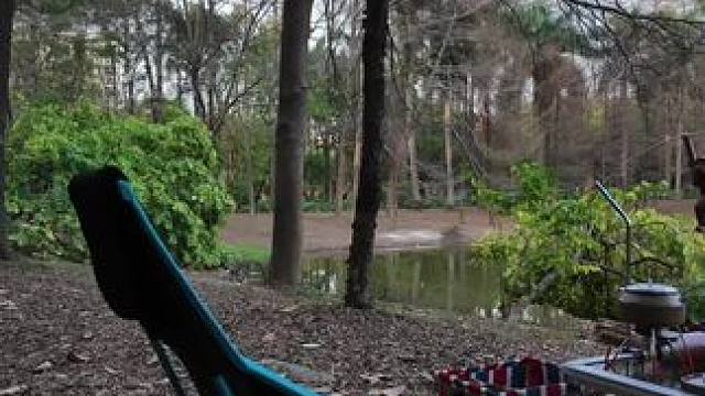 “远离喧嚣，走进春天，在湖畔边发呆能治愈一切疲惫”#远离城市的喧嚣 #露营 #让生活慢下来 #一个人