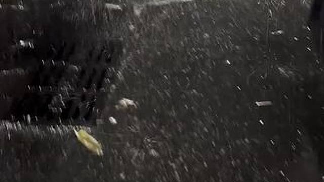 下雨了，跑与不跑衣服都是要湿的 
还不如慢慢走，结局已定，过程无意#如果没有伞那就忽略雨 #下雪天镜