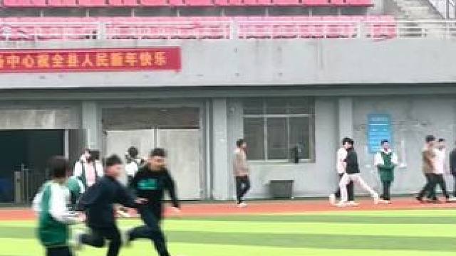 终于悟了：生活这场综合格斗，耐力比爆发力重要，但懂得何时躺平才是真·必杀技。卷不动就躺会儿，起不来就