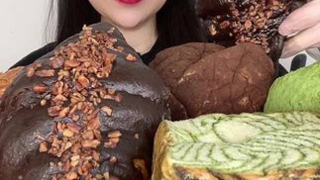 #面包系列 巧克力牛角包 #厚切吐司 有三种口味 抹茶肉桂肉松 配料干净 代餐饱腹感强 #哎呀妈呀太