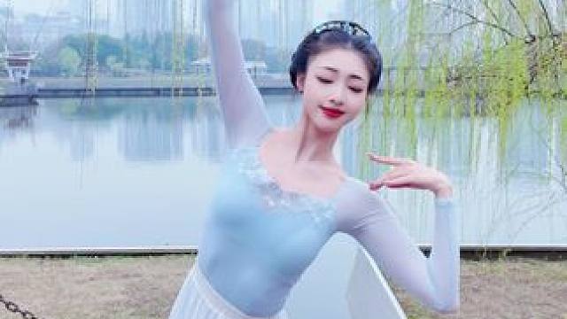 我当然知道那不是我的月亮#我当然知道那不是我的月亮 #氛围感 #舞蹈 #舞蹈翻跳 #国风古韵