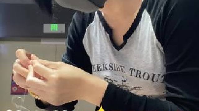 水晶手串太火了！雯雯帮粉丝客人改短水晶手串，每天都过得很充实 #vlog日常 #实拍 #记录这一刻 