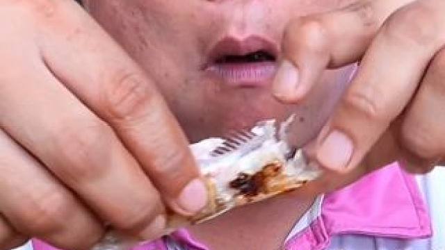 炭烤小河鱼酸辣️凉拌木瓜丝 #泰国主播吃美食视频 #泰国生活 #泰国有哪些神奇美食 #泰国大叔#内容