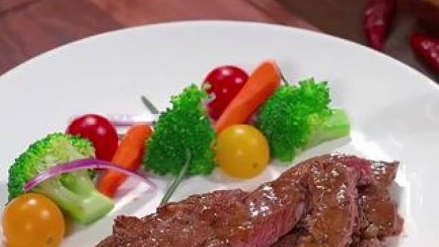 注意看，把牛肉放进啤酒里泡一泡，你将解锁一份比西餐厅还好吃的黑椒牛排，学会了，千万不要跟第二个人说#