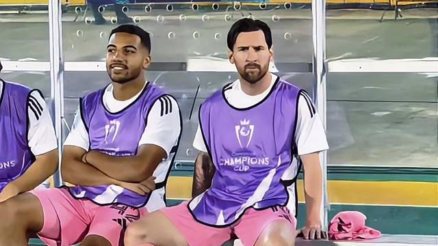 梅西在替补席上坐着真悠闲