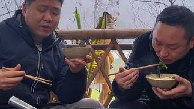 大哥钓回来拐子鱼，搭配牛蛋炖一锅，香辣下饭真过瘾！ #农村美食 #大山里的味道 #记录真实生活 #尝