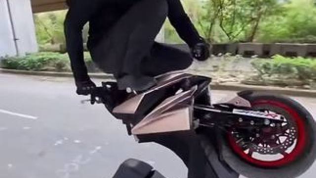 高难度动作你会吗？#危险动作请勿模仿 #该动作存在危险性请勿轻易模仿 #专业动作请勿模仿 #翘头