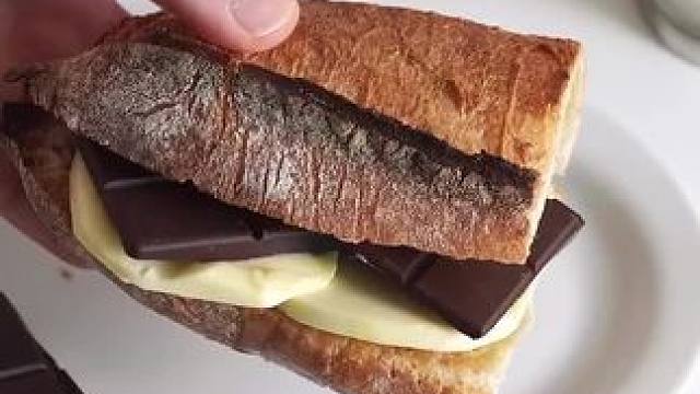 巧克力脑袋冲冲冲｜黑巧黄油花生酱法棍香迷糊了 #我的厨房日记 #早餐吃什么 #谁懂这一口的好吃程度 