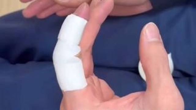 打球这样缠绷带很好 #好货推荐 #手指绷带教程 #排球