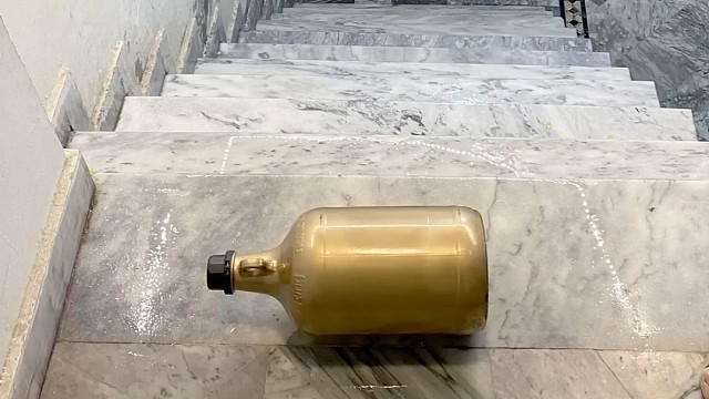 楼梯滚瓶子爆破解压时刻