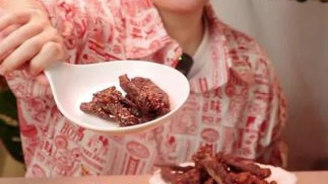 晚上馋了不知道吃点啥，就开一包辣卤鸭翅过嘴瘾吧#妈呀太香了 #吃货 #解馋 #吃货日常 #无辣不欢