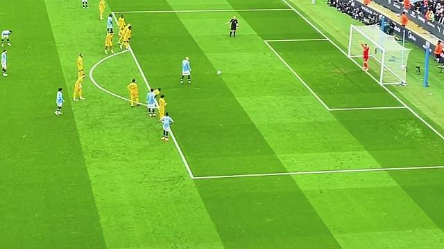 上帝视角欣赏下哈兰德的点球，直接骗过门将