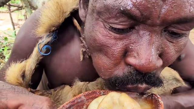 部落美食大餐：金汤肥肠大杂烩