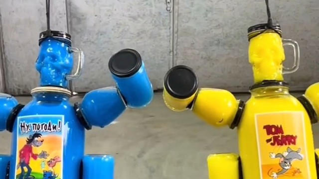 玻璃瓶互撞爆破解压时刻