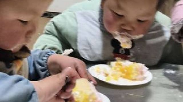 昨天晚上吃剩的蛋糕，今天早上起来弄了给四个孩子吃。 #内容启发搜索