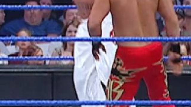 神秘人雷尔队友因伤退场，独自一人艰难支撑 #wwe美国职业摔角 #神秘人雷尔 #wwe王小瘦摔跤解说