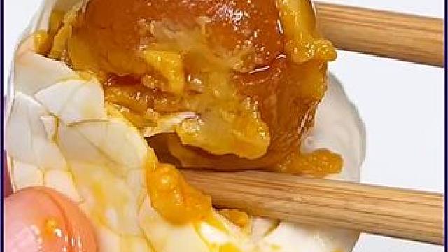 广西海鸭蛋松沙流油，蛋白不齁咸，配粥下饭真的太合适了 #流油海鸭蛋 #好吃不贵经济实惠 #快来一起尝