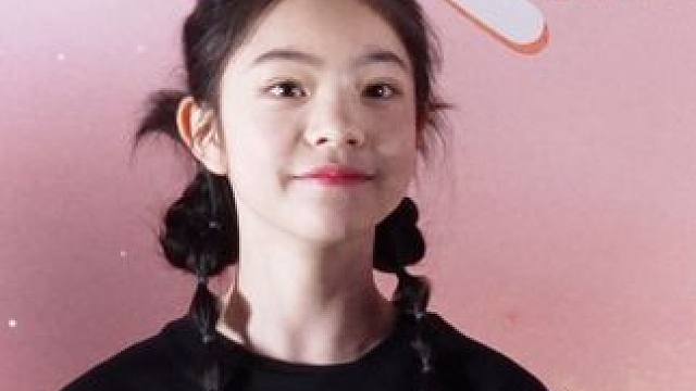 #杨恩又 在#电影天堂旅行团 成都见面会现场，清唱电影主题曲《天堂旅行团》。#天堂旅行团