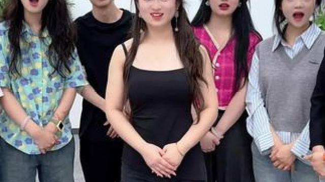 挑战用一块布做衣服，哈哈有意思 #做衣服 #办公室日常 #美女